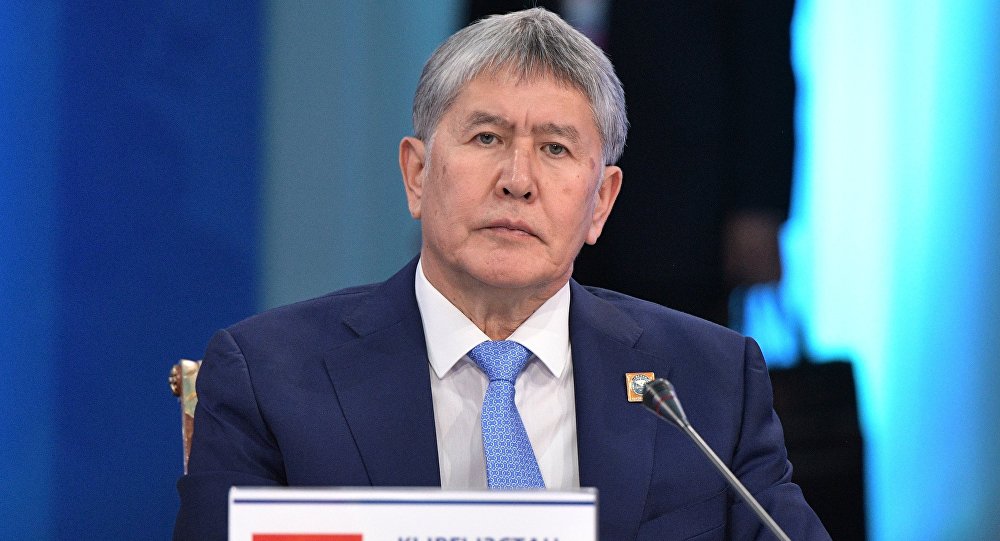 Алмазбек Атамбаев КСДПнын төрагалыгын өткөрүп берди