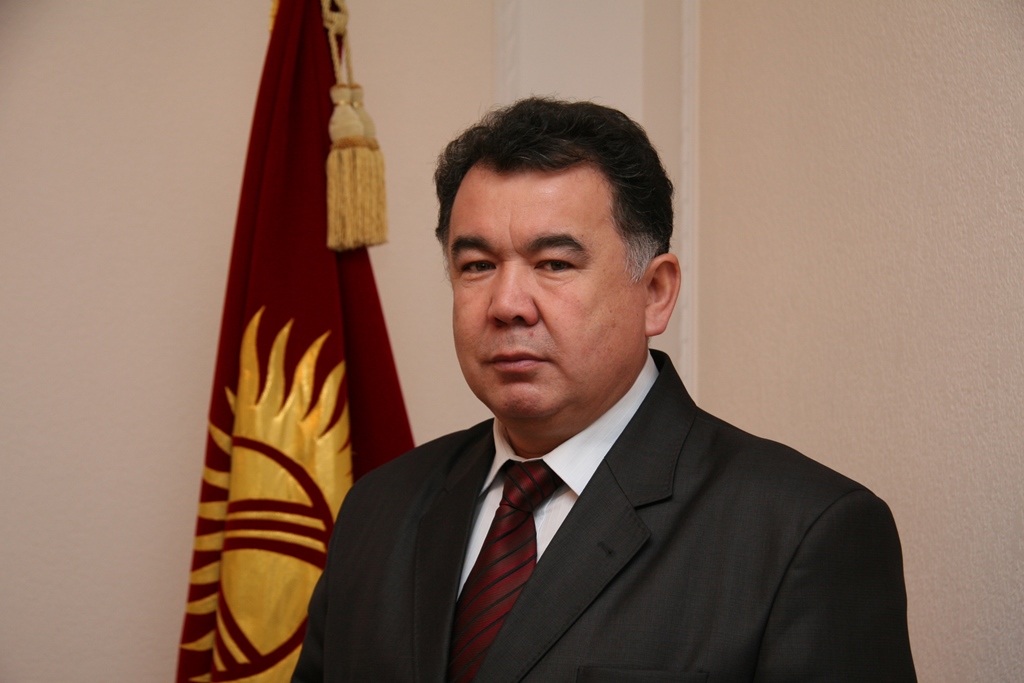 Журналисттер «сулуу» губернатор Т.Абдраимовдун отставкага кетүүсүн талап кылышууда