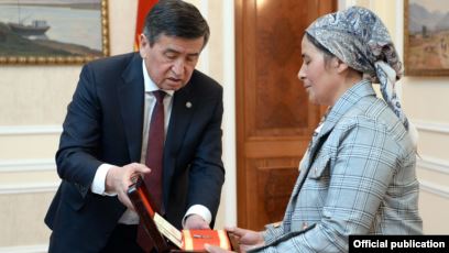 Чек арачы Муминовго ыйгарылган «Эрдик» медалы жубайына тапшырылды