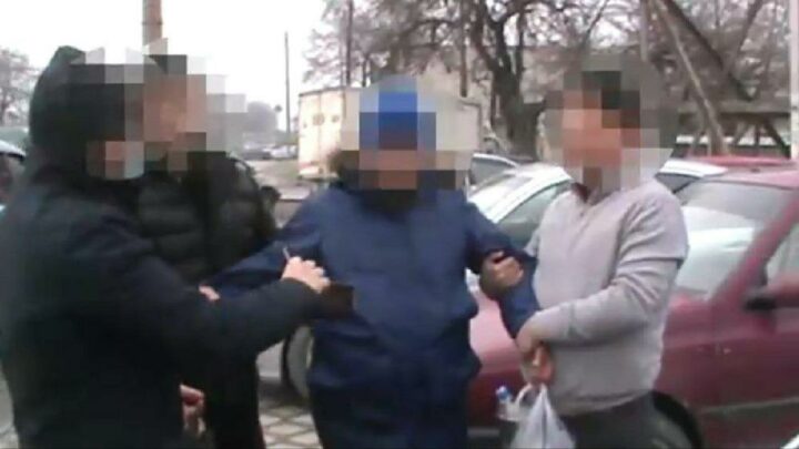 Соттолгон адамдан пара талап кылган деген шек менен ЖАМКнын кызматкери кармалды